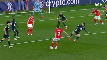 La joya que dejó escapar el Madrid clasifica al Benfica así: el United, al acecho