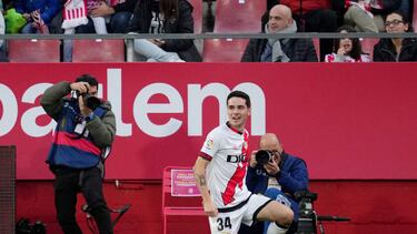 GIRONA, SPAIN - DECEMBER 29: Sergio Camello of Rayo Vallecano celebrates after scoring their sides first goal during the LaLiga Santander match between Girona FC and Rayo Vallecano at Montilivi Stadium on December 29, 2022 in Girona, Spain. (Photo by Alex Caparros/Getty Images)
