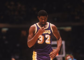 <b>- A?os en la NBA:</b> 1979-1996 <br> <b>- Equipos:</b> Los Angeles Lakers <b>- Medias de su carrera:</b> 19,5 puntos, 7,2 rebotes, 11,2 asistencias <br> <b>- Mejor temporada:</b> (1986-87) 23,9 puntos, 6,3 rebotes, 12,2 asistencias. <br> <b>- Méritos:</b> 5 veces campeón, 3 veces MVP, 3 veces MVP de las finales, 12 veces All Star, 9 veces en el mejor quinteto. <br> <br> Ni siquiera hay debate. Magic cambió el baloncesto: un base que medía 2,06, enorme para cualquier rival de su época, rápido de piernas y todavía más de pensamiento, con una visión de juego superdotada y un estilo que enamoró al público, hermanó a los Lakers con Hollywood y gobernó la NBA de los ochenta. Magic: pura magia.