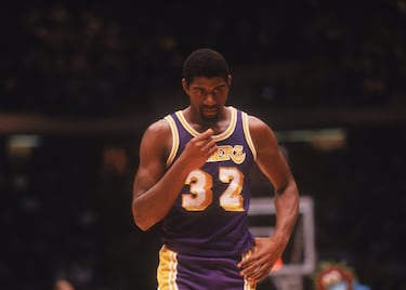 <b>- Años en la NBA:</b> 1979-1996 <br> <b>- Equipos:</b> Los Angeles Lakers <b>- Medias de su carrera:</b> 19,5 puntos, 7,2 rebotes, 11,2 asistencias <br> <b>- Mejor temporada:</b> (1986-87) 23,9 puntos, 6,3 rebotes, 12,2 asistencias. <br> <b>- Méritos:</b> 5 veces campeón, 3 veces MVP, 3 veces MVP de las finales, 12 veces All Star, 9 veces en el mejor quinteto. <br> <br> Ni siquiera hay debate. Magic cambió el baloncesto: un base que medía 2,06, enorme para cualquier rival de su época, rápido de piernas y todavía más de pensamiento, con una visión de juego superdotada y un estilo que enamoró al público, hermanó a los Lakers con Hollywood y gobernó la NBA de los ochenta. Magic: pura magia.