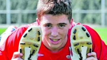 <b>TERRENO CONOCIDO. </b>Muniain posa sobre la hierba artificial con las botas que utilizará mañana ante el Young Boys.