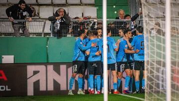 Los jugadores del Burgos celebran el gol de David González en A Malata.