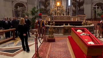 Meloni pays final respects to Pope Francis in heartbreaking scene