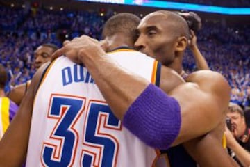 Dos grandes juntos. Kevin Durant y Kobe Bryant se abrazan tras la derrota de los Thunder en la primera ronda de los playoffs (4-2) ante los Lakers. Era la primera presencia de Durant en las rondas finales de la NBA.