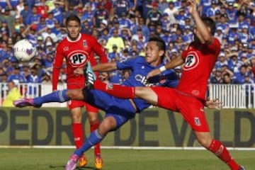 Gustavo Canales intenta meter una tijera ante La Calera.