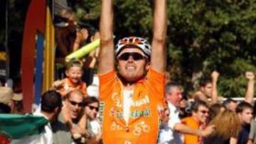 <b>TRIUNFO.</b> El ovetense Samuel Sánchez ha conseguido su primera victoria en la Vuelta a España en un final inesperado. "Cuando vi que Ardila levantaba los brazos pensé que se estaba equivocando. Tenía controlada la distancia que quedaba y ante el desconcierto aproveché para adelantar y ganar la etapa" ha declarado.