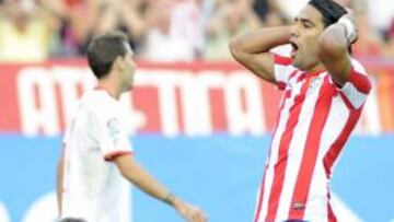 <b>INCREÍBLE. </b>Falcao se lamenta de una de las dos claras ocasiones que tuvo ante el Sevilla.