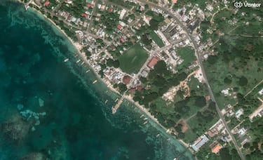 Una imagen satelital muestra un pueblo de pescadores en White House antes de que el huracán Melissa tocara tierra en Jamaica.