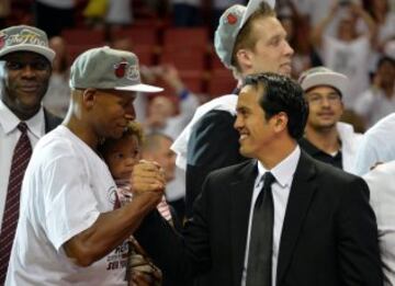 Erik Spoelstra felicita a Ray Allen.