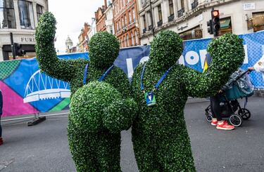 Desde Trafalgar Square hasta Regent Street, los dos grandes puntos de interés para aficionados y turistas, los escudos, banderas y pancartas del Real Madrid y Borussia de Dortmund adornan las calles londinenses.