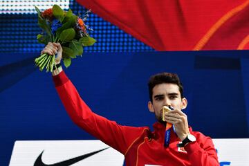 Álvaro Martín celebra su victoria en el podio. El español ha ganado la medalla de oro de los 20km marcha de los Europeos celebrados en Berlín.
