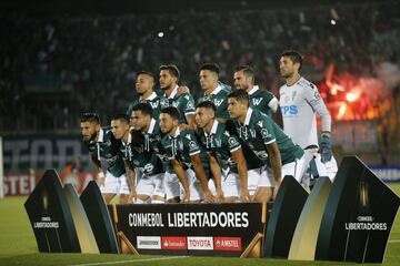 El equipo de Santiago Wanderers posa para los fotografos antes del partido de tercera fase de la Copa Libertadores contra Independiente de Santa Fe disputado en el estadio Elias Figueroa de Valparaiso, Chile.