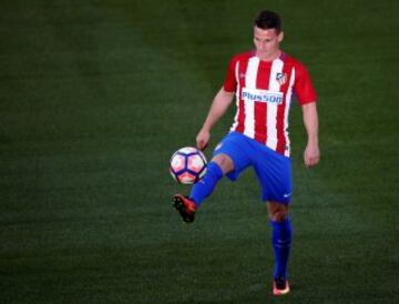 Atletico Madrid's newly signed soccer player Kevin Gameiro  plays with a ball during his presentation at Vicente Calderon stadium in Madrid, Spain, July 31, 2016. REUTERS/Javier Barbancho