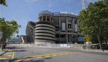 Estado del exterior del Estadio Santiago Bernab¨¦u durante las obras del remodelaci¨®n.