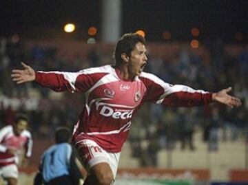 El 2007 llegó a La Serena en el anonimato y se lució inmediatamente. Dos años después brilló en Unión Española y el 2011 fichó en la Universidad de Chile, donde ganó seis títulos, incluyendo la Copa Sudamericana. También jugó en River y la selección chilena.