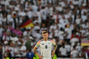 Toni Kroos se lamenta tras finalizar el partido.