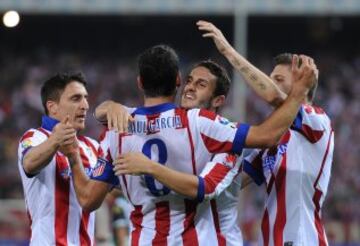 Los jugadores celebran el 4-1 de Raúl García. 