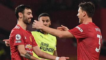 Manchester (United Kingdom), 21/02/2021.- Manchester United's Bruno Fernandes (L) celebrates with Nemanja Matic (R) after scoring the 3-1 during the English Premier League soccer match between Manchester United and Newcastle United in Manchester, Bri
