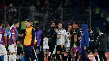 Futbol, Cerro Porteño vs Colo Colo.
Fase de grupos, Copa Libertadores 2024.
Los jugadores de Colo Colo celebran al fin al del partido contra Cerro Porteño por copa libertadores grupo A disputado en el estadio General Pablo Rojas.
Asuncion, Paraguay.
29/05/2024
Cesar Olmos/Photosport
Football, Cerro Porteño vs Colo Colo.
Group stage, Copa Libertadores 2024.
Colo Colo's players celebrate after the end game against Cerro Porteño during the copa libertadores match for group A at the General Pablo Rojas stadium in Asuncion, Paraguay.
29/05/2024
Cesar Olmos/Photosport