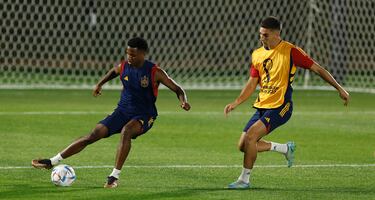 Ansu Fati controla el balón durante el entrenamiento antes del partido ante Marruecos.
