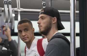 La llegada a Madrid. Rodrigo y David de Gea en el autobús que transporta al equipo del avión a la terminal.