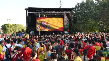 Ambiente durante el partido de semifinales de la Eurocopa entre España y Francia desde una pantalla gigante en la explanada de Puente del Rey, a 9 de julio de 2024, en Madrid (España). Este enclave de Madrid Río ya ha acogido en ocasiones anteriores las celebraciones de triunfos deportivos como el de la selección española en el Mundial de Fútbol de 2010 celebrado en Sudáfrica o el más reciente de la selección española femenina de fútbol el pasado verano. El pasado viernes 5 de julio el alcalde de Madrid, José Luis Martínez Almeida anunció que finalmente no se iba a instalar la pantalla para ver el partido entre España y Alemania en la plaza Felipe II por las altas temperaturas que se iban registrar en la capital y al no darse las condiciones climatológicas necesarias para que todos los madrileños pudieran ver el fútbol al aire libre.
09 JULIO 2024;AMBIENTE;PARTIDO;PANTALLA GIGANTE;
Gustavo Valiente / Europa Press
09/07/2024