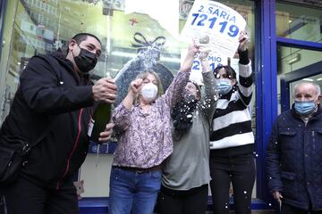 El Segundo cayó íntegramente en la localidad vizcaína de Basauri. Los vecinos, miembros del club de Balonmano Basauri, celebran el premio recibidio.