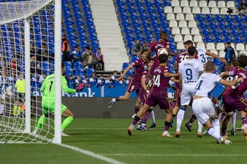 Jorge Sáenz remata de cabeza el balón del 1-0. 