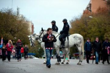 Dispositivo policial en el exterior del estadio Vicente Calderón, en Madrid, antes del partido de la decimoquinta jornada de Liga de Primera División entre el Atlético de Madrid y el Villarreal.