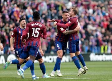 El Eldense volvió a ganar cuatro partidos después, ante un Racing de Ferrol dubitativo. Dumic inició la senda del triunfo, con un remate de cabeza en un córner, entrando con todo en el segundo palo. Su primer gol como jugador del Eldense.