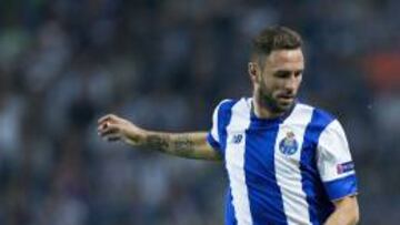 El defensa mexicano Miguel Layún en un juego con el Porto.