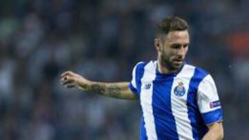 El defensa mexicano Miguel Lay&uacute;n en un juego con el Porto.