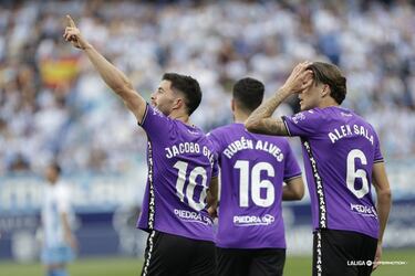 Imparable. No hay palabra que defina mejor el lanzamiento de falta de Jacobo, con el que el Córdoba asaltó La Rosaleda. El delantero demostró que es un experto en estas situaciones, con un disparo precioso. Ya suma siete goles en lo que va de curso.