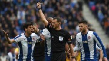 Javi López protesta el penalti a favor del Barcelona.