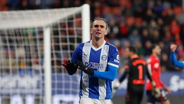 PAMPLONA, 08/12/2024.- El delantero del Alavés, Kike García, tras conseguir el segundo gol del equipo vitoriano durante el encuentro correspondiente a la jornada 16 de LaLiga EA Sports que disputan Osasuna y el Alavés en el Estadio El Sadar de Pamplona. EFE/ Villar López