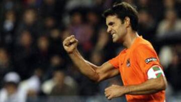 El centrocampista de la Real Sociedad Xabi Prieto celebra su gol, el segundo de su equipo, frente al M&aacute;laga durante el partido correspondiente a la und&eacute;cima jornada de la Liga de Primera Divisi&oacute;n disputado en el estadio de La Rosaleda. 