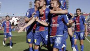 <b>EUFORIA AZULGRANA. </b>Los jugadores del Levante celebran su segundo gol, anotado por Juanlu.