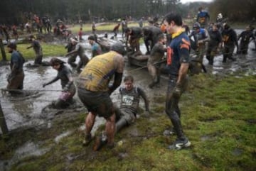 La carrera Tough Guy, se celebra desde 1987 en Inglaterra y desafía a sus participantes a recorrer 15km llenos de los obstáculos, donde hasta los más expertos se quedan en el camino. 