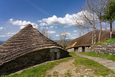 Se encuentra ubicado a 1.300 metros de altitud y es uno de los últimos tramos de la ruta de peregrinación. Cuenta con una de las iglesias prerrománicas más antiguas del Camino de Santiago (Iglesia de Santa María) y llaman la atención sus casas de piedra con tejados de paja.