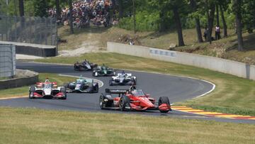 Will Power lidera un grupo durante la carrera de la IndyCar en Road America.