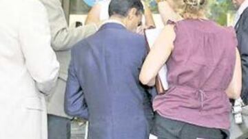 <b>FUERA DEL ESTADIO. </b>Baldasano, la procuradora, los abogados y las dos funcionarias en la esquina.