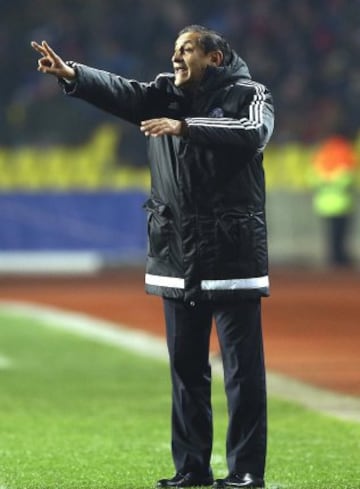 CA65. CONCEPCIÓN (CHILE), 03/07/2015.- El entrenador de Paraguay Ramón Díaz da instrucciones a sus jugadores durante el partido Perú-Paraguay, por el tercer y cuarto puesto de la Copa América de Chile 2015, en el Estadio Municipal Alcaldesa Ester Roa Rebolledo de Concepción, Chile, hoy 3 de julio de 2015. EFE/Osvaldo Villarroel