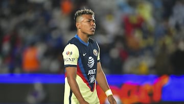 Roger Martinez durante un partido del América