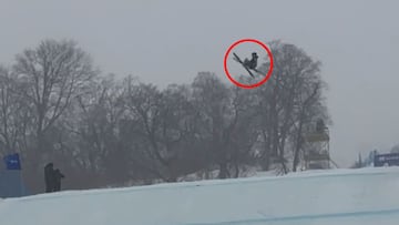 Javi Lliso durante su salto en el Freeski Big Air del Mundial FIS de Bakuriani (Georgia), rodeado con un círculo rojo, justo antes de su caída.