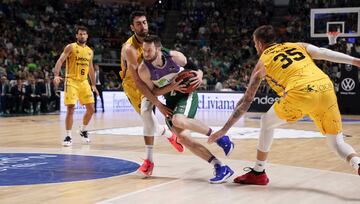 Kalinoski con el balón en el último duelo contra Lenovo.