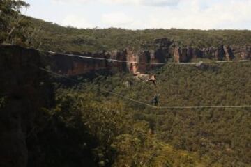 El slackline es un deporte extremo de equilibrio en el que se usa una cinta (normalmente elástica) que se engancha entre dos puntos fijos y se tensa. No se usa ninguna herramienta para ayudar a mantener el equilibrio. Se pueden realizar saltos, movimientos dinámicos, posturas de yoga incluso acrobacias. 