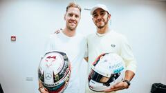 Vettel y Hamilton intercambi&aacute;ndose los cascos.