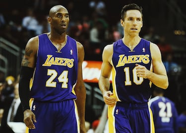 Por desgracia para ellos, los angelinos van a aparecer en demasía en esta lista. En 2012 es otro de esos años con una fácil explicación del fracaso: Steve Nash, Kobe Bryant, Ron Artest (ya se llamaba Metta World Peace por aquel entonces), Pau Gasol y Dwight Howard, con Antawn Jamison en el banquillo. El quinteto titular al completo era All Star, pero Nash no podía defender a nadie y fue pasto de las lesiones, Howard tuvo problemas de ego, no quería salir al pick and roll con Nash y tuvo problemas eternos en el hombro, Pau se vio obligado a jugar lejos del aro y fue Kobe, cómo no, el que hizo su última gran temporada, llena de heroicidades, para meter al equipo en playoffs, pero en séptima posición (45-37). Mike Brown fue despedido, Phil Jackson estuvo cerca de volver y al final el que fichó en el banquillo, como enésimo gran error, fue Mike D’Antoni. El sobreesfuerzo le costó a Kobe, camino de los 35 años, la lesión del tendón de Aquiles y su final anticipado. Sin él, la derrota en primera ronda ante los Spurs (4-0) no tuvo historia. Un fracaso sin paliativos. 