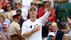 Elina Svitolina saluda al público tras ganar a Xinyu Wang en Wimbledon.