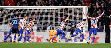 Griezmann pone el córner desde la izquierda con música y Giménez aparece como un Airbus desde atrás para imponerse por alto y cabecear cruzado.